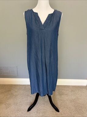 Sleeveless V-Neck Chambray Midi Dress in Blue